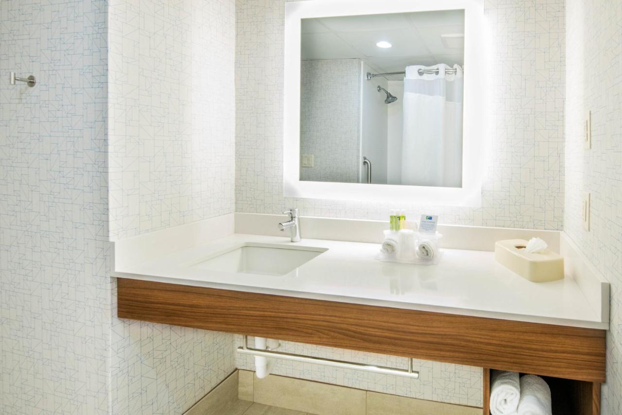 Holiday Inn Express Woodbridge By Ihg Avenel Exterior foto