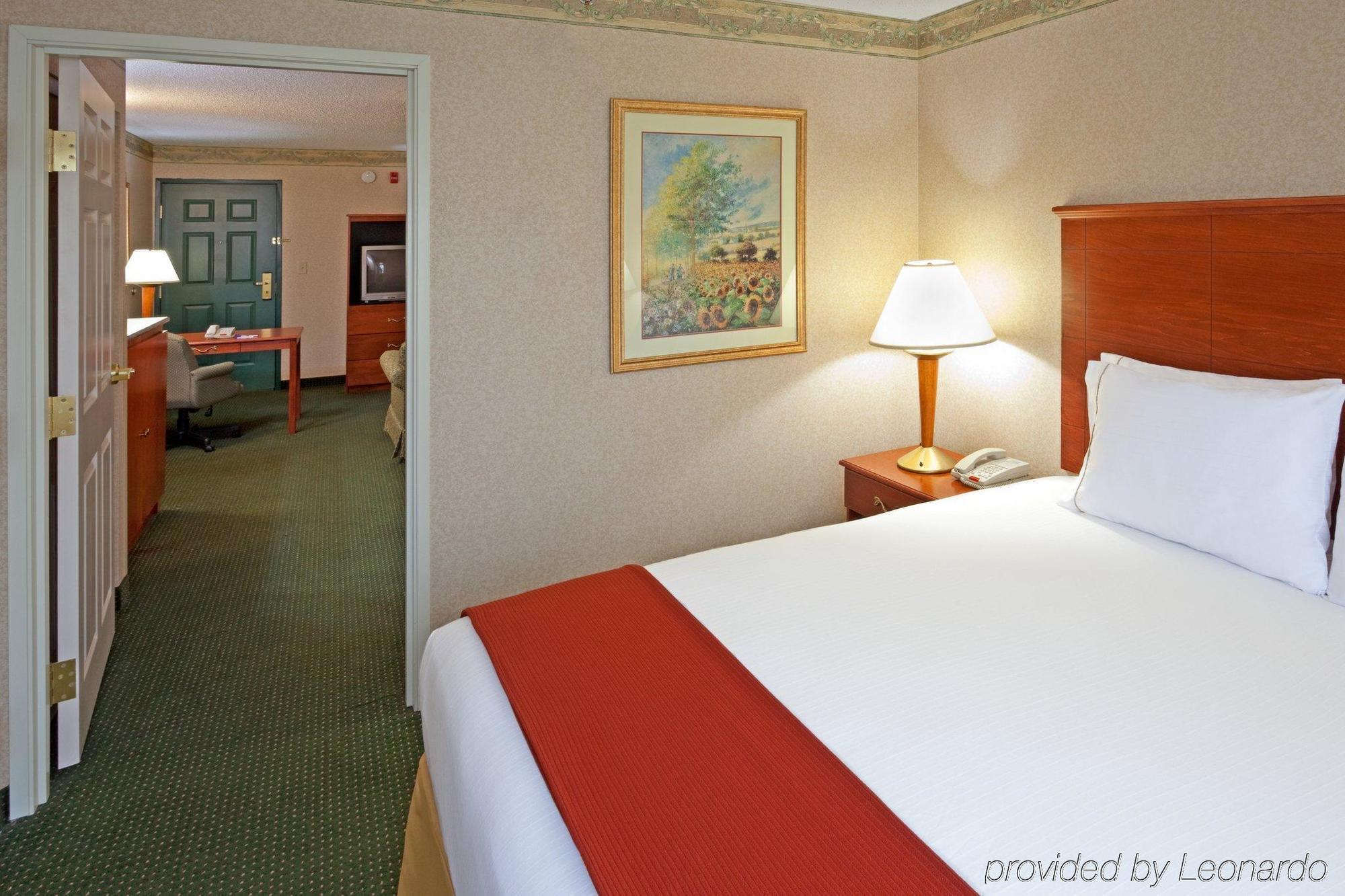 Holiday Inn Express Woodbridge By Ihg Avenel Exterior foto